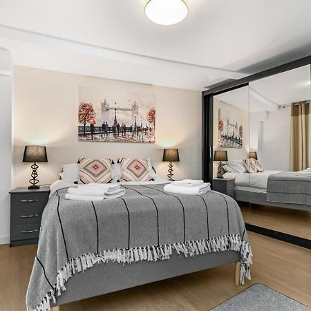 Modern 1 Bedroom Apartment In Woking Town Centre ภายนอก รูปภาพ