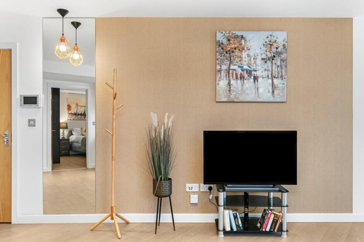 Modern 1 Bedroom Apartment In Woking Town Centre ภายนอก รูปภาพ