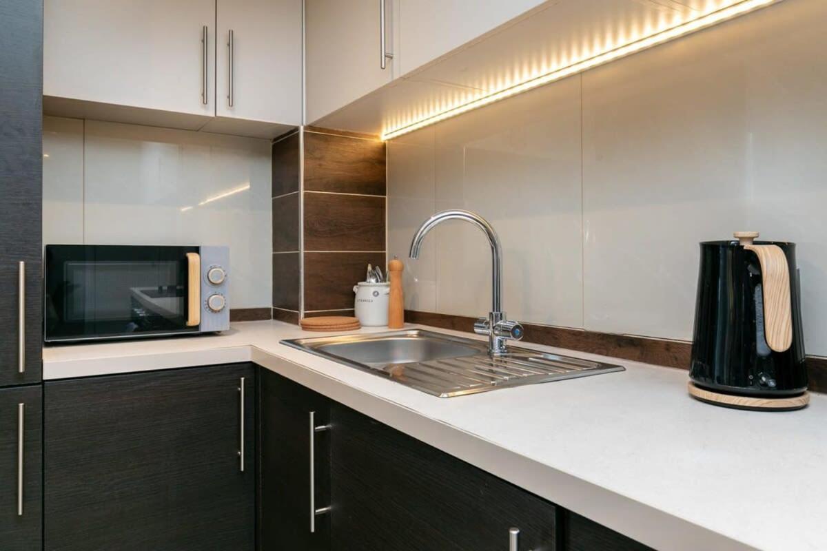 Modern 1 Bedroom Apartment In Woking Town Centre ภายนอก รูปภาพ