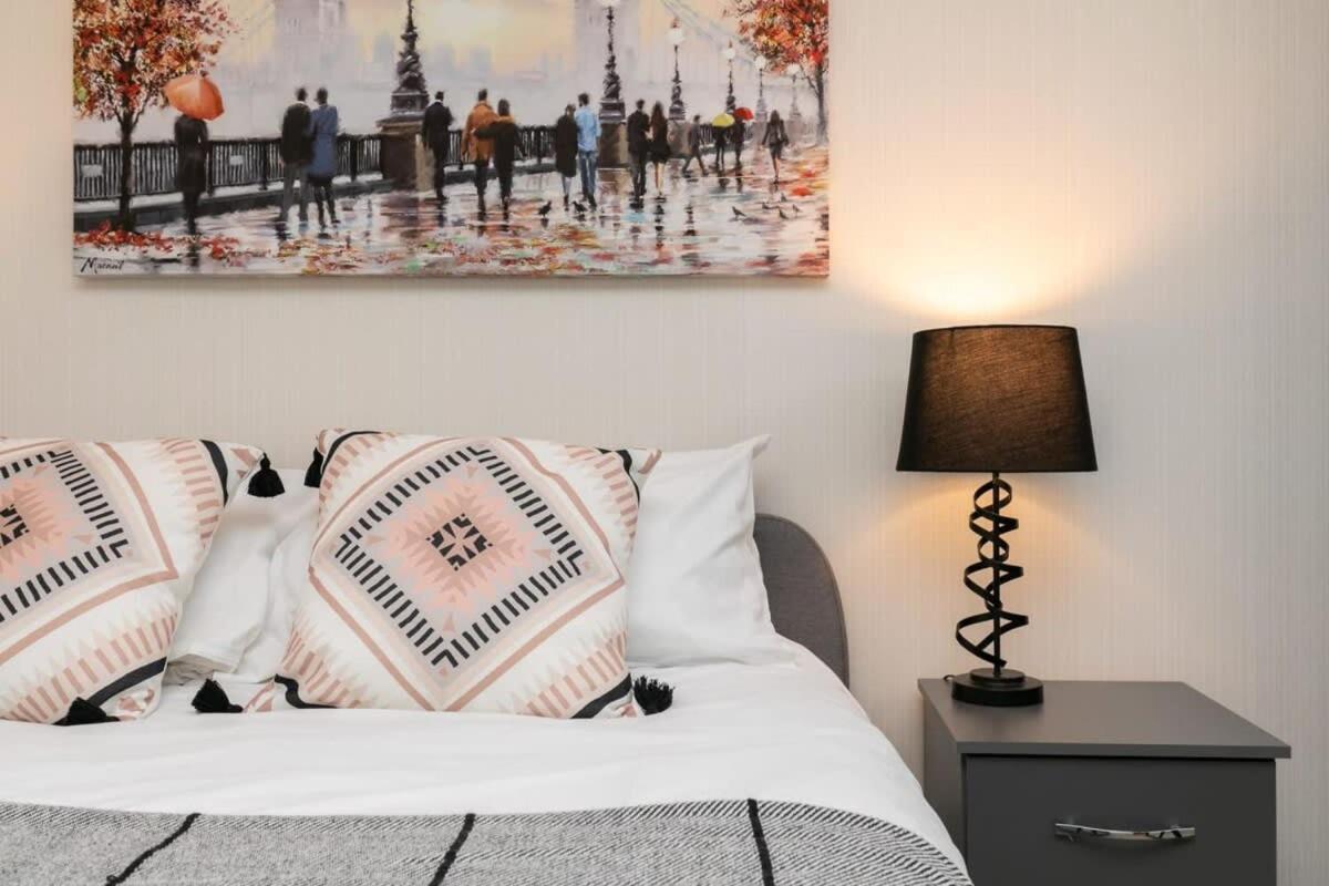 Modern 1 Bedroom Apartment In Woking Town Centre ภายนอก รูปภาพ