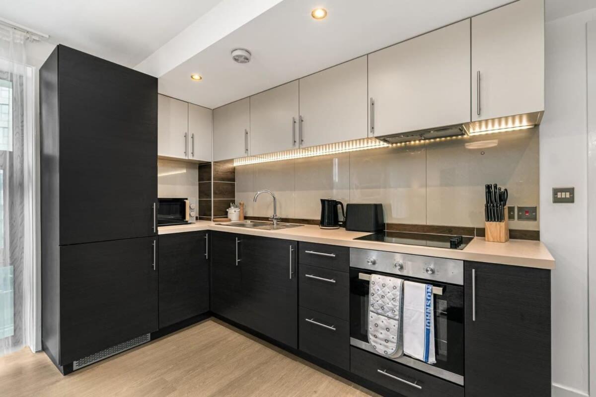Modern 1 Bedroom Apartment In Woking Town Centre ภายนอก รูปภาพ