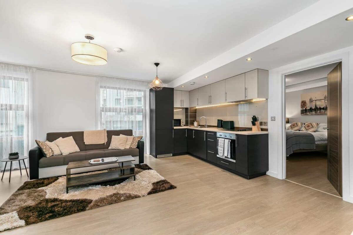Modern 1 Bedroom Apartment In Woking Town Centre ภายนอก รูปภาพ